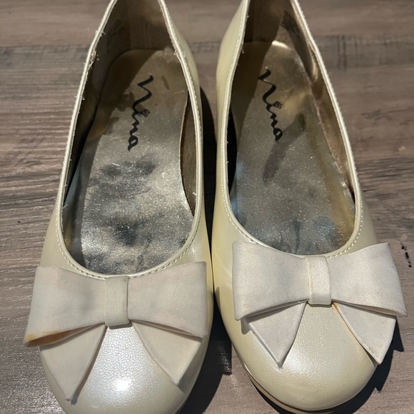 Nina Cream Bow Flats for Girls - Picture 2 of 6